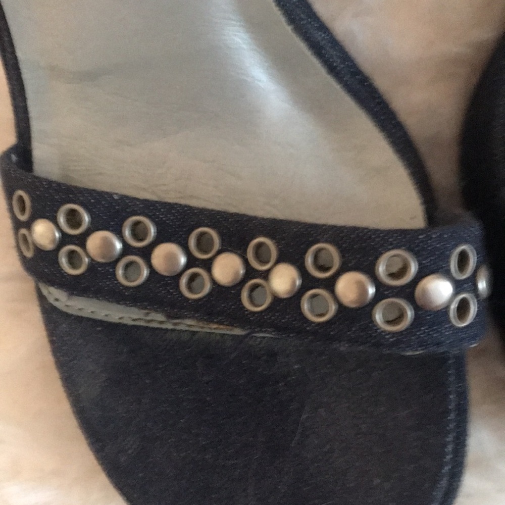 Sandles - Picture 2 of 4
